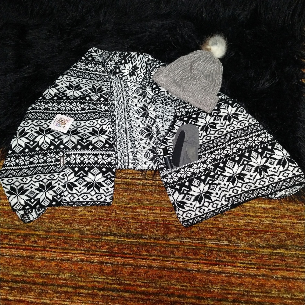 Black and white Muk Luk wrap with pockets